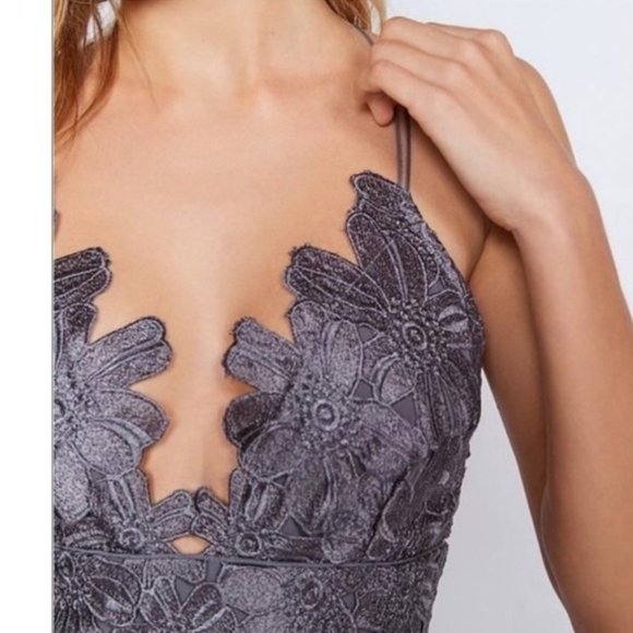 SAYLOR Alayna Lace Dress in Shark Size XS - Picture 3 of 16